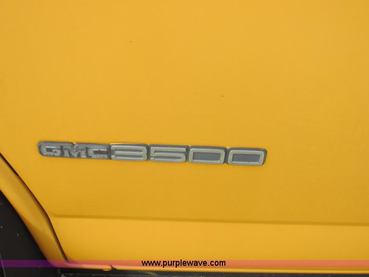 image for item J2356 2002 GMC Savana bus