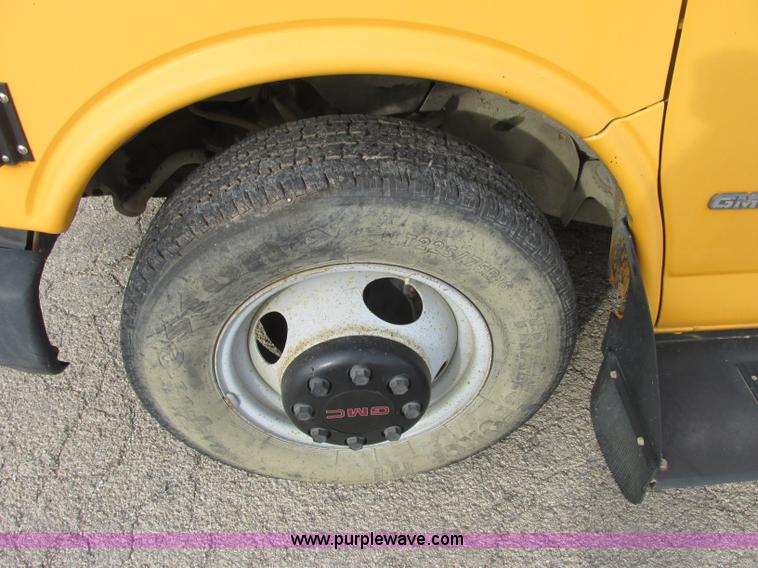 image for item J2356 2002 GMC Savana bus