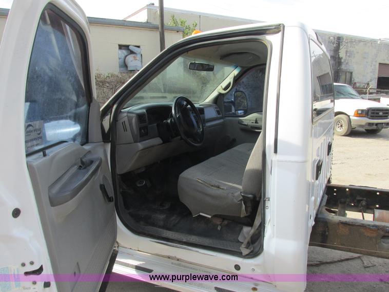 image for item J2379 1999 Ford F450 Super Duty cab and chassis