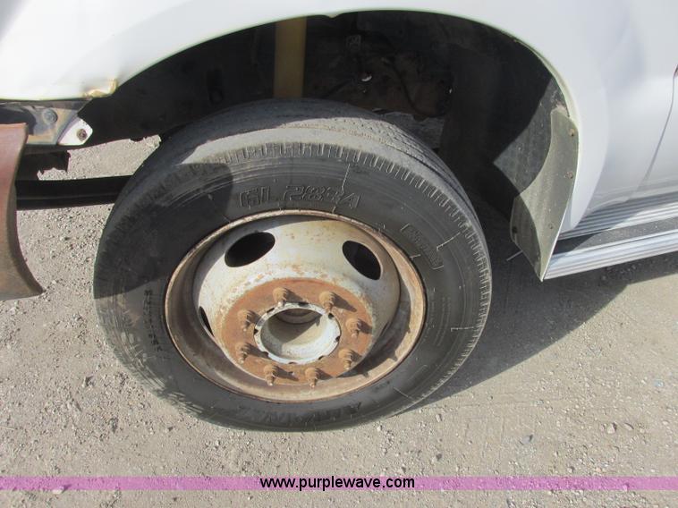 image for item J2379 1999 Ford F450 Super Duty cab and chassis