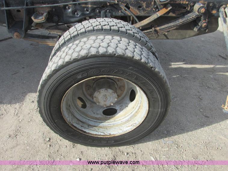 image for item J2379 1999 Ford F450 Super Duty cab and chassis