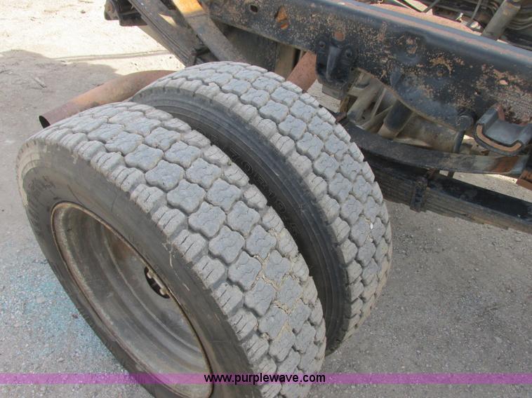 image for item J2379 1999 Ford F450 Super Duty cab and chassis