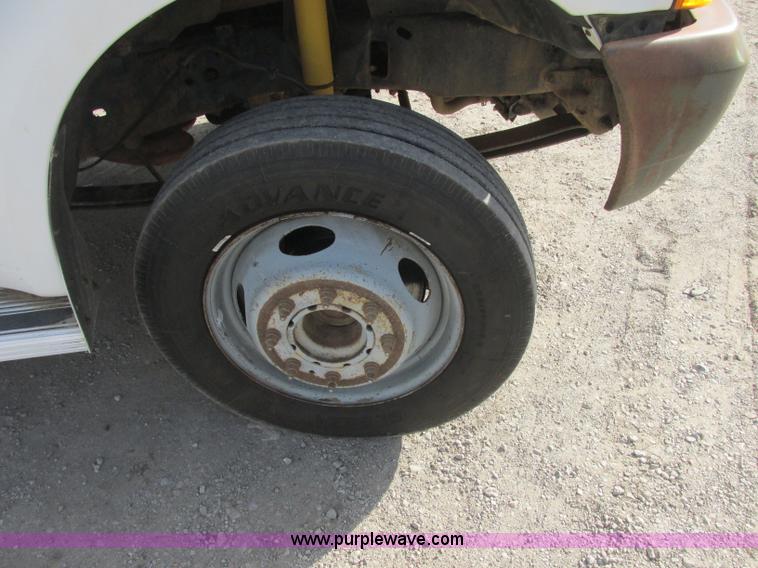 image for item J2379 1999 Ford F450 Super Duty cab and chassis