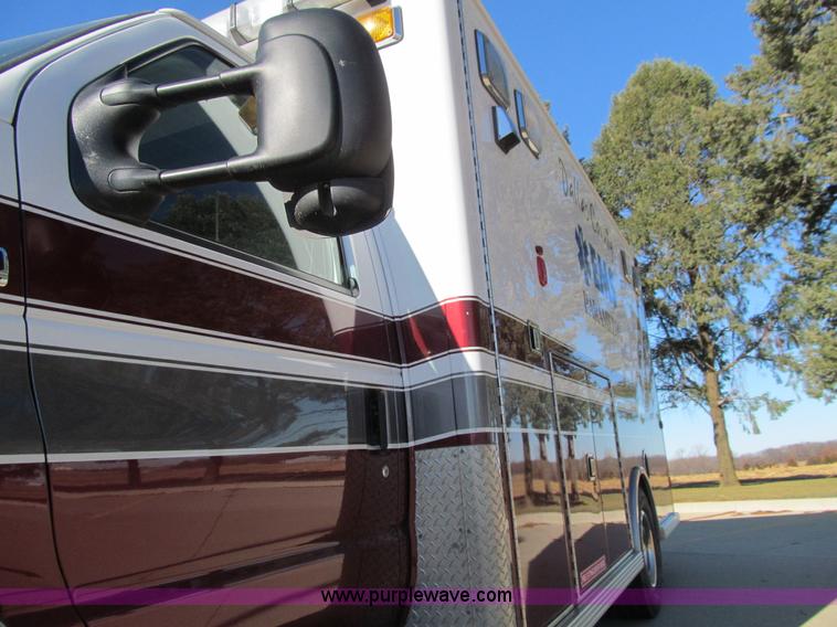 image for item J3355 2008 Ford E450 Super Duty ambulance