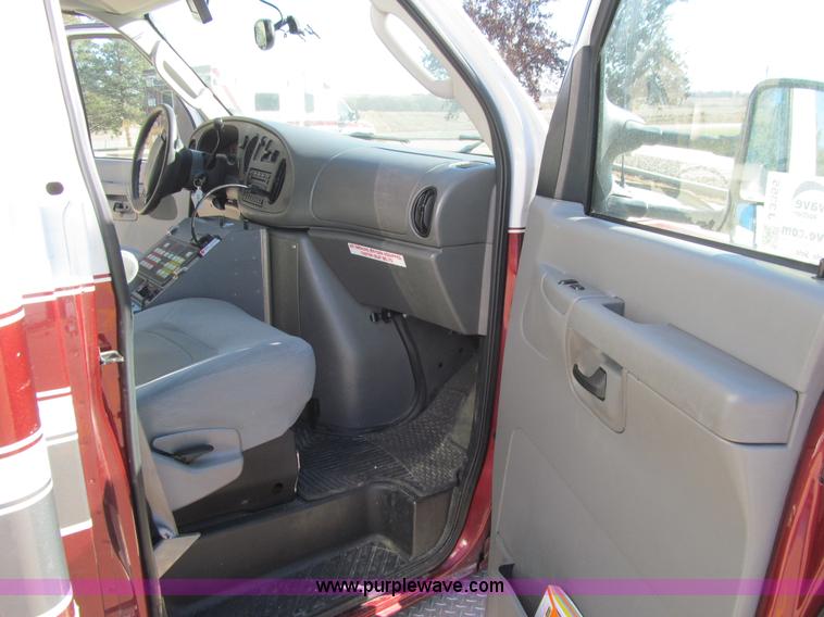 image for item J3355 2008 Ford E450 Super Duty ambulance