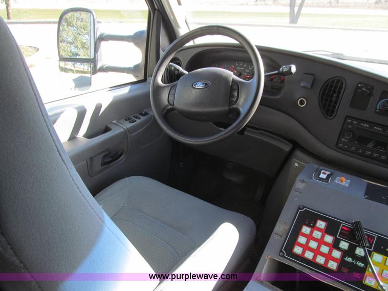image for item J3356 2008 Ford E450 Super Duty ambulance
