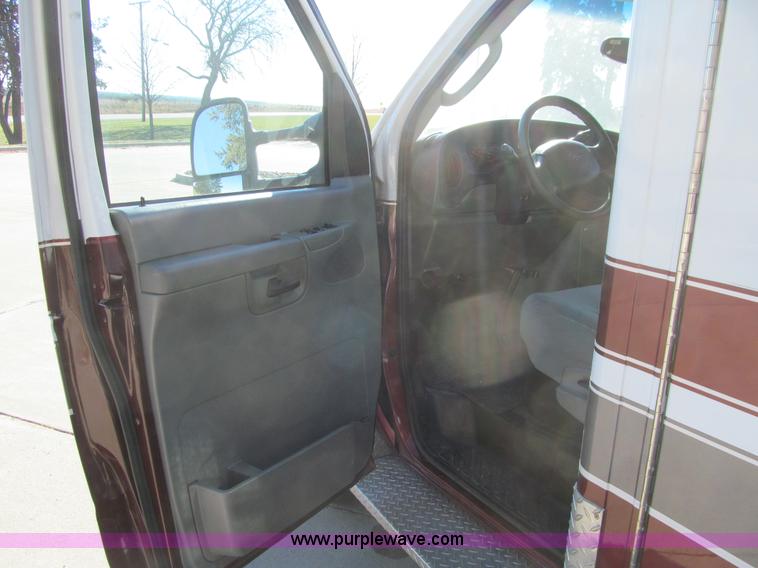 image for item J3356 2008 Ford E450 Super Duty ambulance