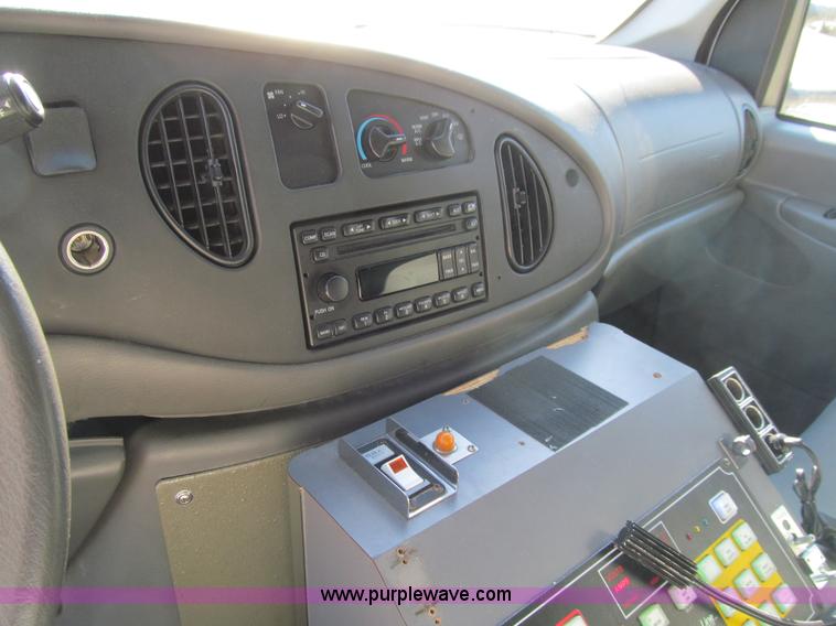 image for item J3356 2008 Ford E450 Super Duty ambulance