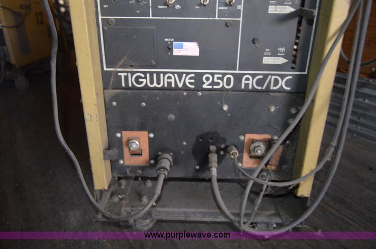 image for item Z9000 Hobart Tigwave 250 AC/DC welder