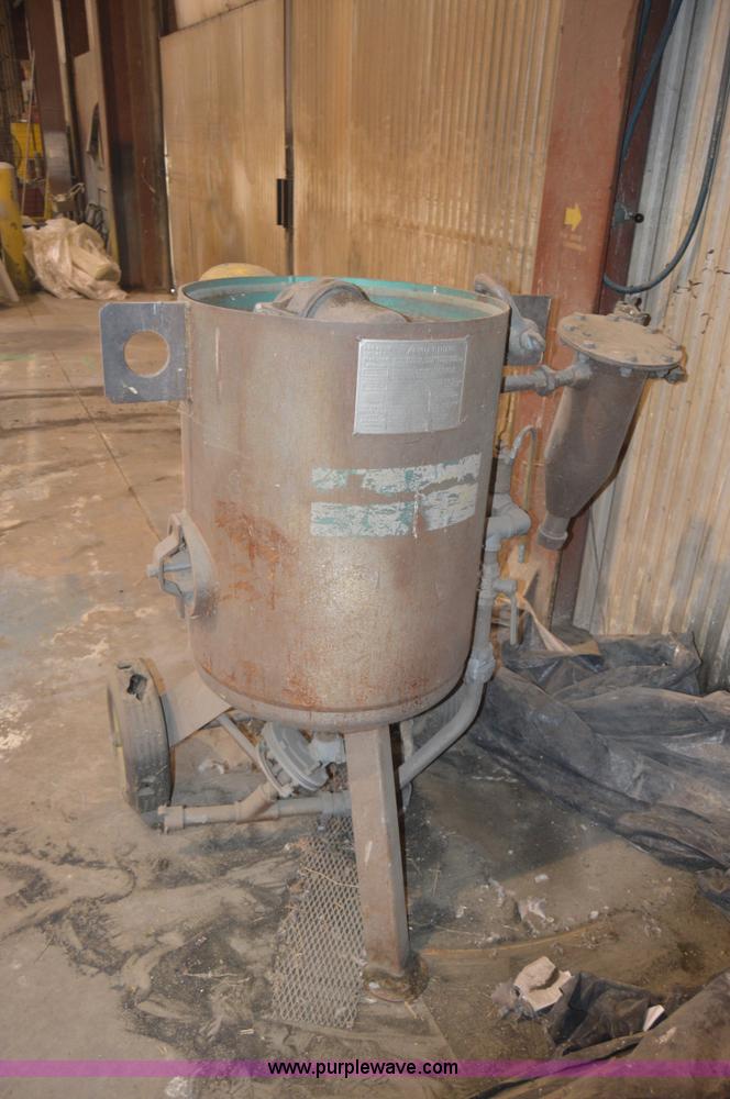 image for item Z9001 Clemco 2452 abrasive sand blaster