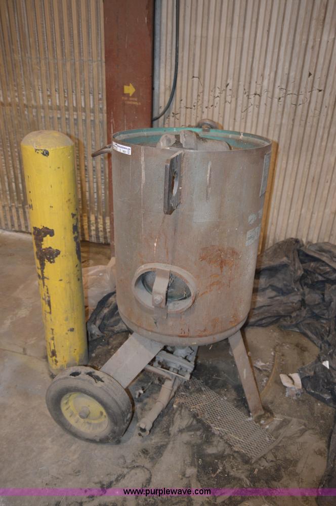 image for item Z9001 Clemco 2452 abrasive sand blaster