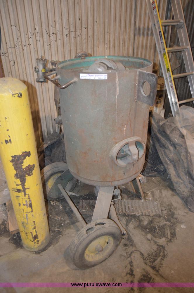 image for item Z9001 Clemco 2452 abrasive sand blaster