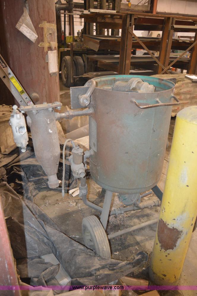 image for item Z9001 Clemco 2452 abrasive sand blaster