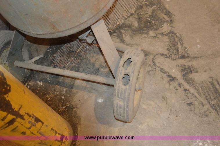 image for item Z9001 Clemco 2452 abrasive sand blaster