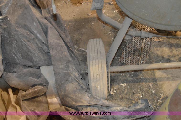 image for item Z9001 Clemco 2452 abrasive sand blaster