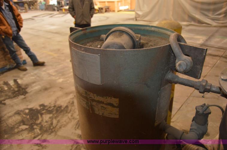 image for item Z9001 Clemco 2452 abrasive sand blaster