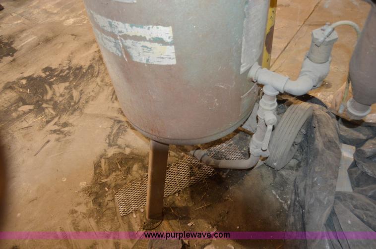 image for item Z9001 Clemco 2452 abrasive sand blaster