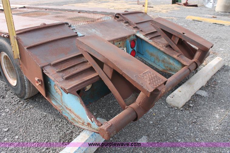 image for item AK9628 1976 Fruehauf triple axle step deck trailer