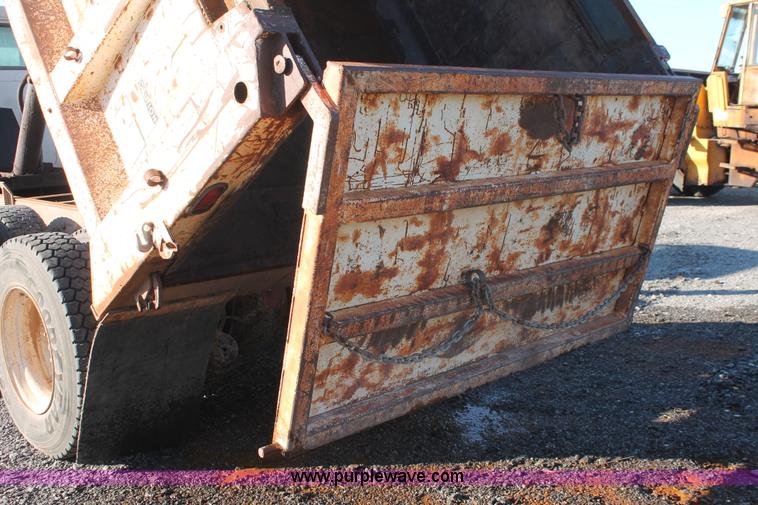 image for item AK9640 1997 International 4900 dump truck