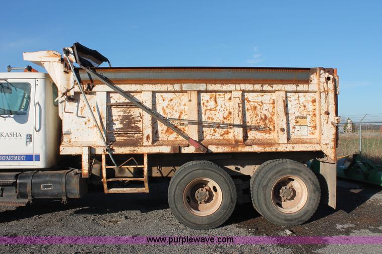 image for item AK9640 1997 International 4900 dump truck