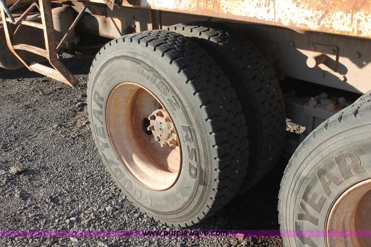 image for item AK9640 1997 International 4900 dump truck