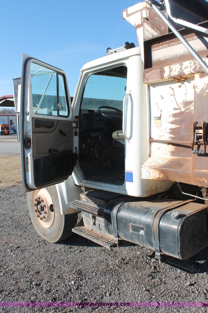 image for item AK9641 2000 International 4900 dump truck