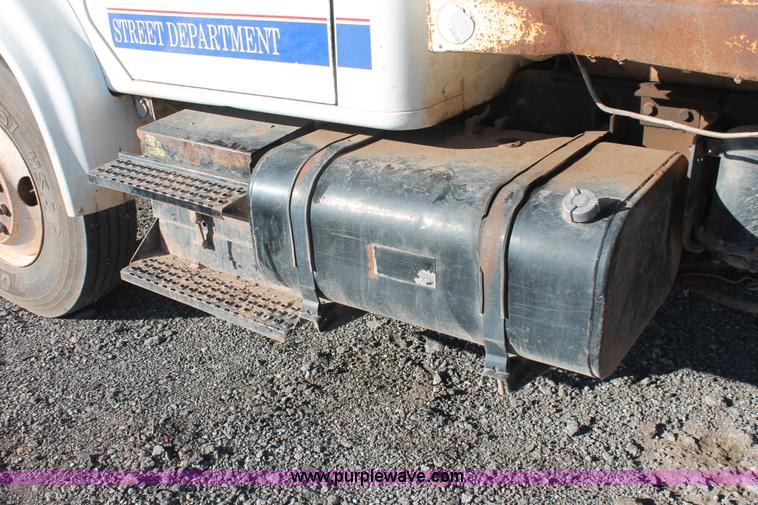 image for item AK9641 2000 International 4900 dump truck