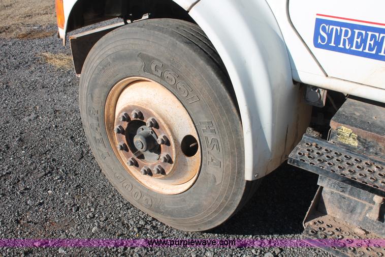 image for item AK9641 2000 International 4900 dump truck