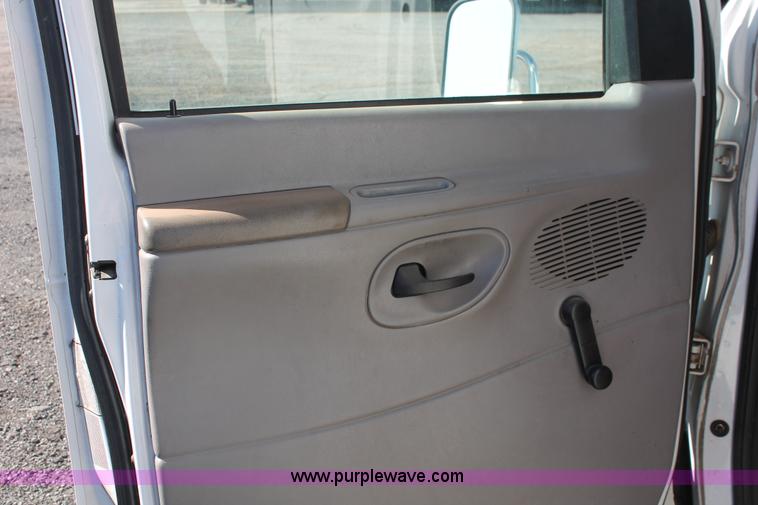 image for item AK9647 1999 Ford Econoline E350 bus