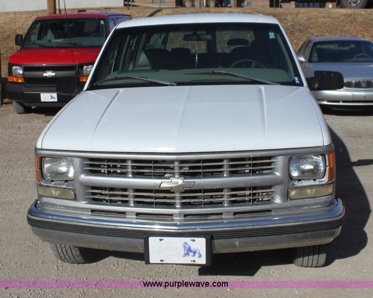 image for item D1314 1999 Chevrolet Suburban C1500 SUV