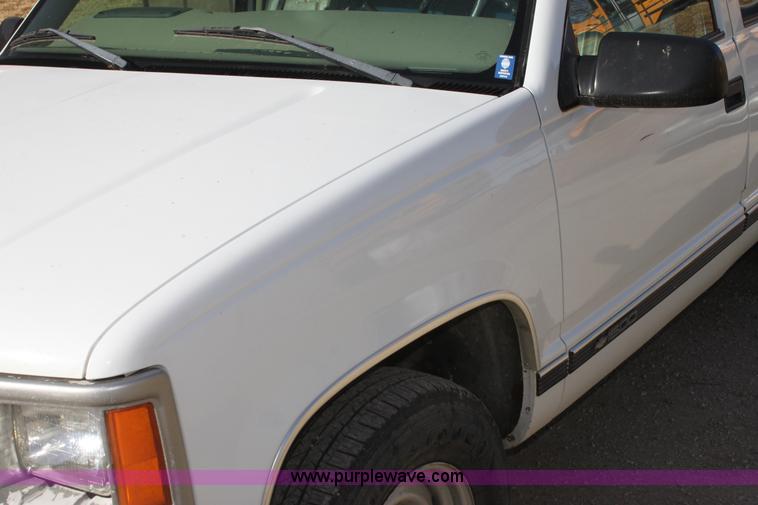 image for item D1314 1999 Chevrolet Suburban C1500 SUV