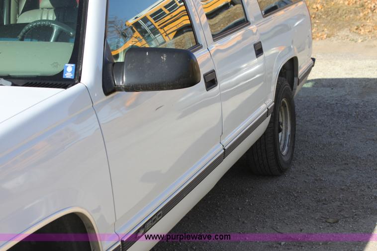 image for item D1314 1999 Chevrolet Suburban C1500 SUV