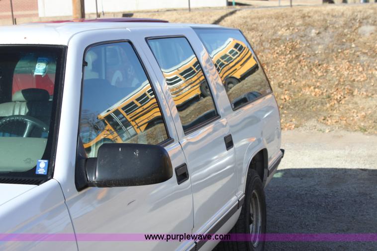 image for item D1314 1999 Chevrolet Suburban C1500 SUV