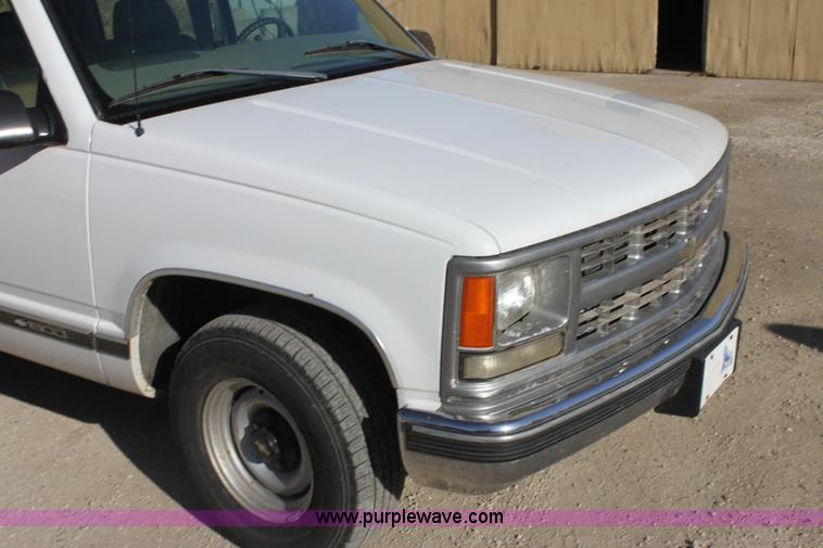 image for item D1314 1999 Chevrolet Suburban C1500 SUV