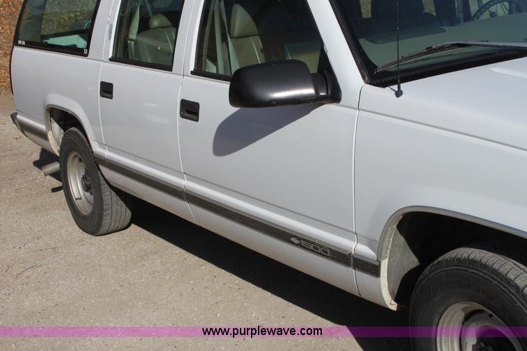 image for item D1314 1999 Chevrolet Suburban C1500 SUV
