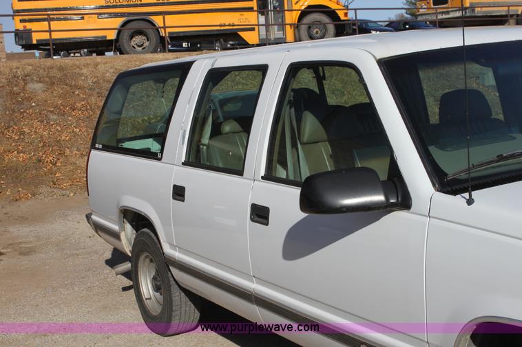 image for item D1314 1999 Chevrolet Suburban C1500 SUV