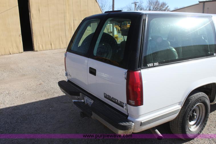 image for item D1314 1999 Chevrolet Suburban C1500 SUV