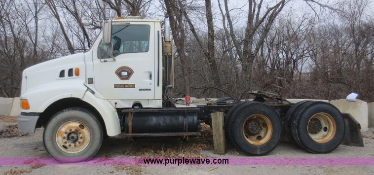 image for item D2218 2000 Sterling A9500 semi truck