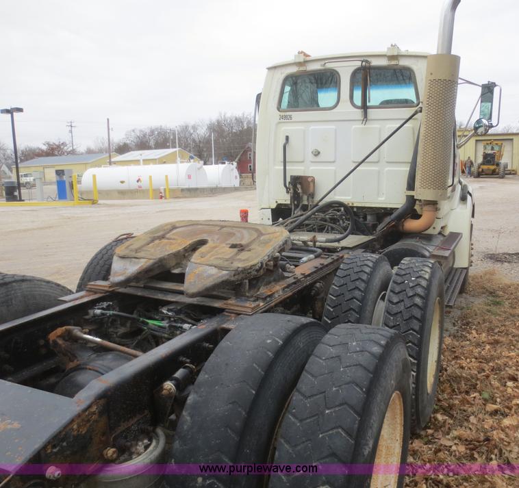 image for item D2218 2000 Sterling A9500 semi truck
