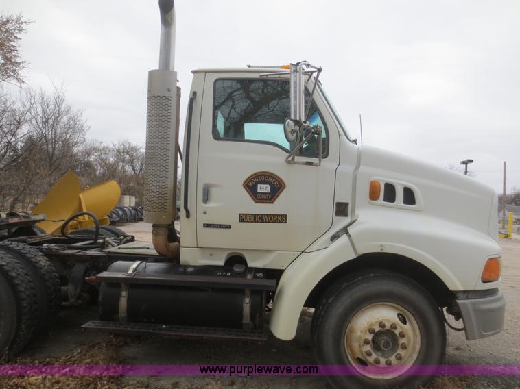 image for item D2218 2000 Sterling A9500 semi truck