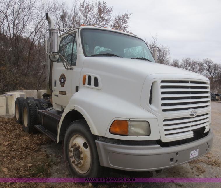 image for item D2218 2000 Sterling A9500 semi truck