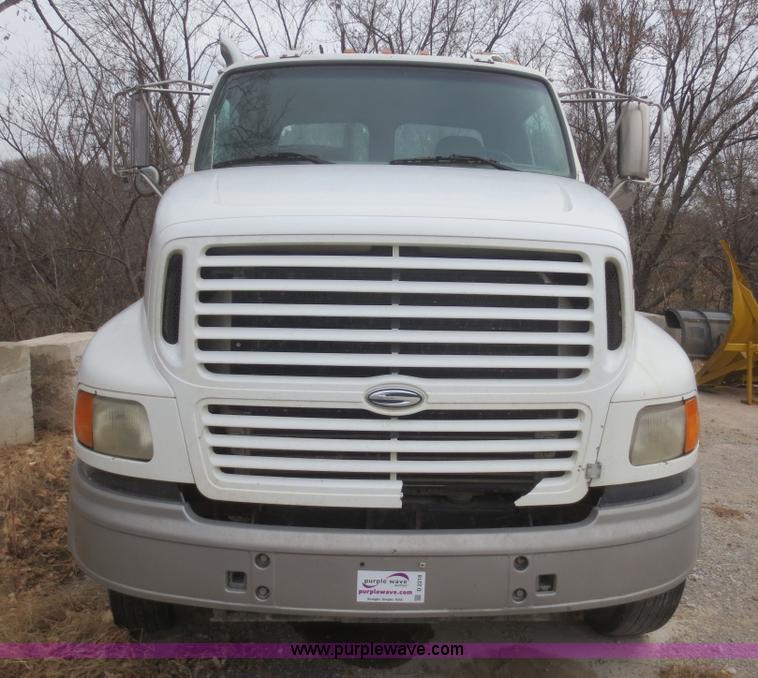 image for item D2218 2000 Sterling A9500 semi truck