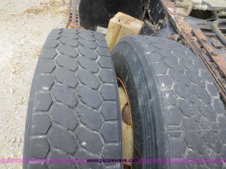 image for item D2218 2000 Sterling A9500 semi truck