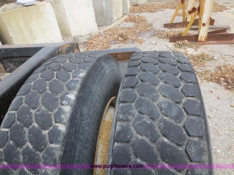 image for item D2218 2000 Sterling A9500 semi truck