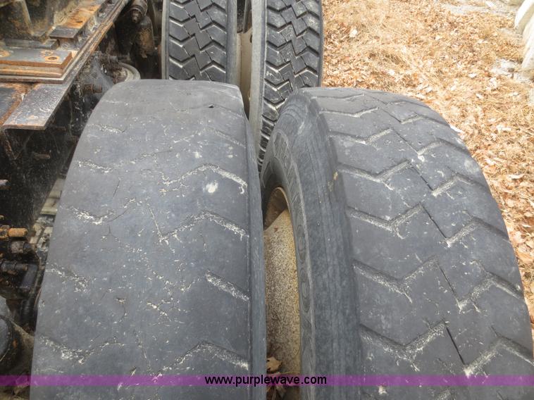 image for item D2218 2000 Sterling A9500 semi truck