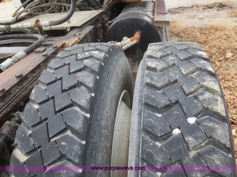 image for item D2218 2000 Sterling A9500 semi truck