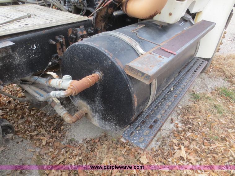 image for item D2218 2000 Sterling A9500 semi truck