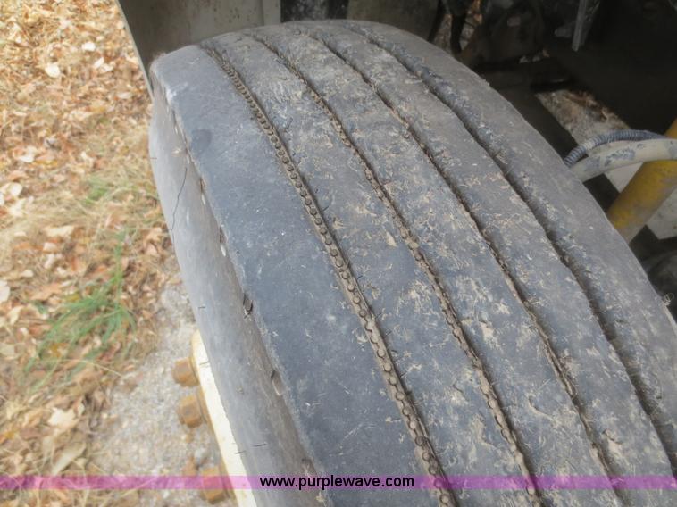 image for item D2218 2000 Sterling A9500 semi truck