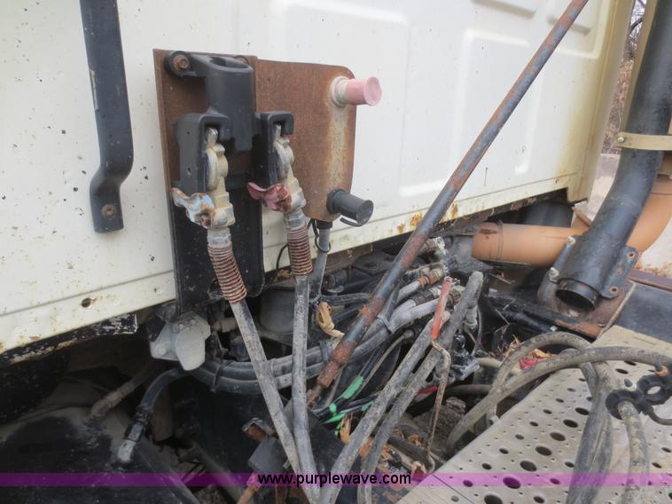 image for item D2218 2000 Sterling A9500 semi truck