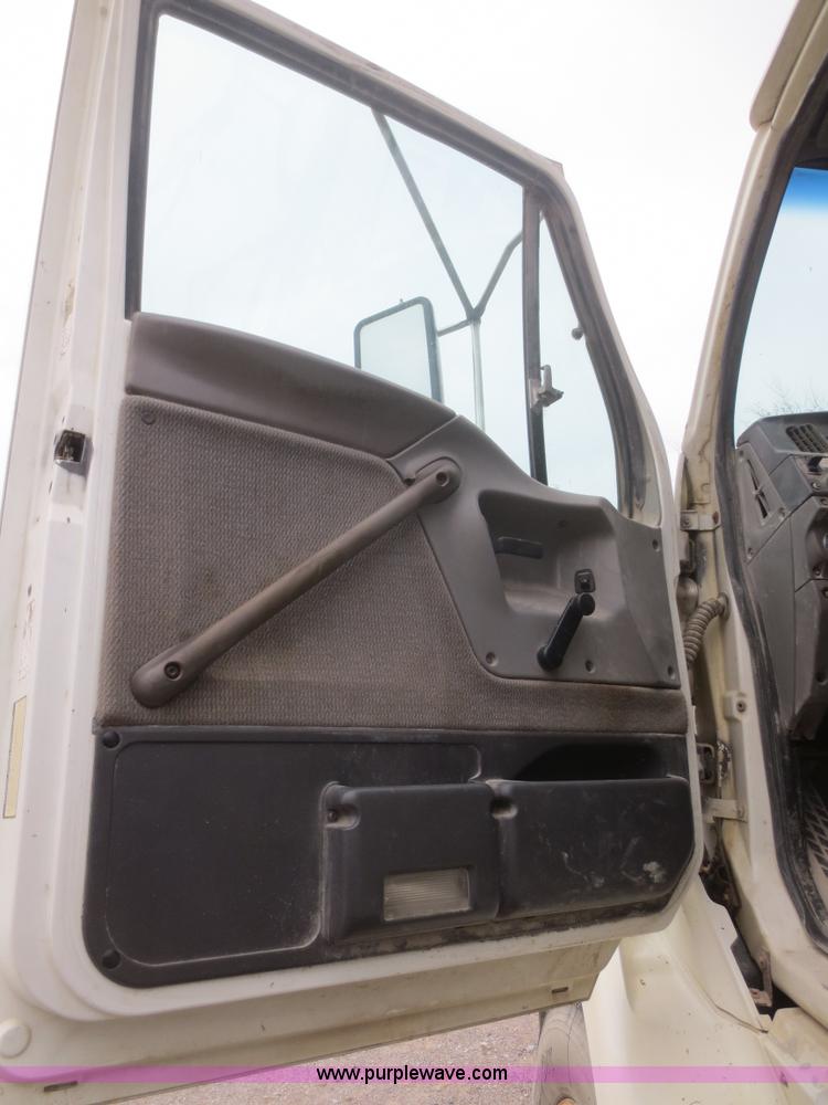 image for item D2218 2000 Sterling A9500 semi truck